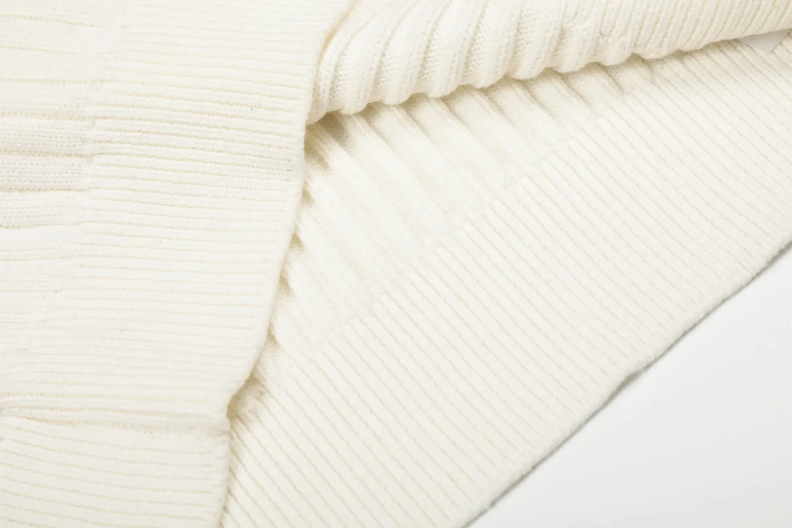 P250 Top quality" Style number: DS114# (not off the shelves all year round) [Ralph Lauren half-zip solid color pony embroidered logo striped knitted sweater] ✅Ralph Lauren half-zip classic basic versatile unisex couple pullover sweater ✅Main supplier platform live broadcast Wholesale entity Replenish when out of stock Not off the shelf ✅ZP quality 1:1 version Scan the code to enter the GF website Counter quality ✅Detailed quality The only one in Guangzhou Imported quality cotton yarn, focusing on high-end, cost-effective, good quality needless to say. ✅Restore the original version. The maximum size can be worn up to 190 pounds. Loose, comfortable and stress-free. ✅The upper body is simple and easy to match. A must-have item for ootd. Good-looking clothes are never picky. Recommended must-have items in the wardrobe. Size: S-XL. Color: Black, white, gray, khaki, navy blue, white label, red gold label.